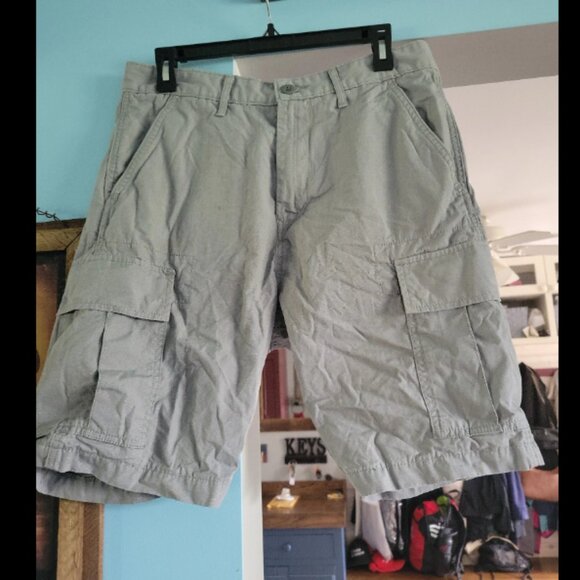 Men's size 30 gray cargo shorts. Levi's brand - Picture 1 of 6